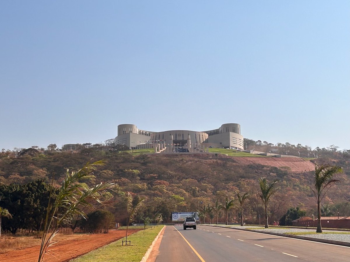 Country illustration: New Parliament of Zimbabwe, Mount Hampden